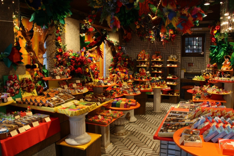 vitrine-ROCBARON-min_candy_store_chocolate_shop_chocolate_switzerland-393515